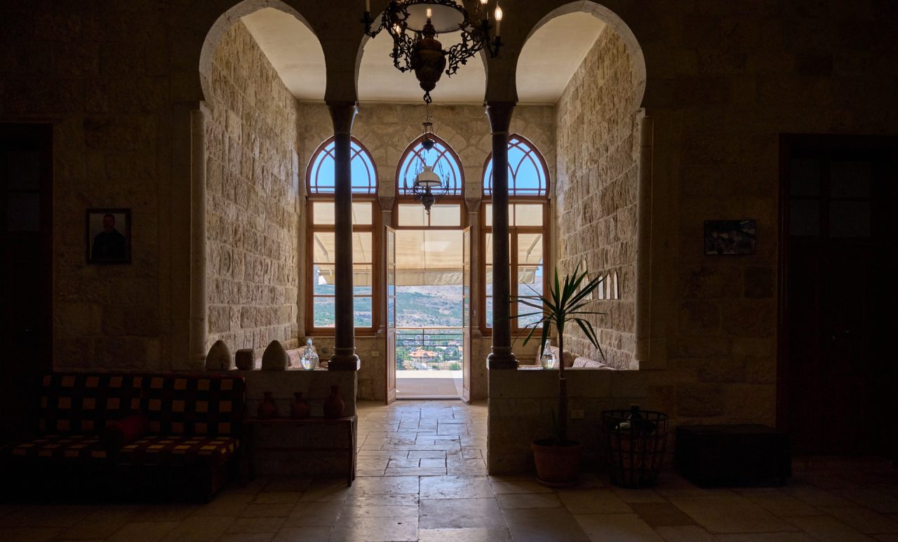 Intérieur d’une maison libanaise en pierre, ouvert sur le paysage