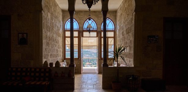 Intérieur d’une maison libanaise en pierre, ouvert sur le paysage