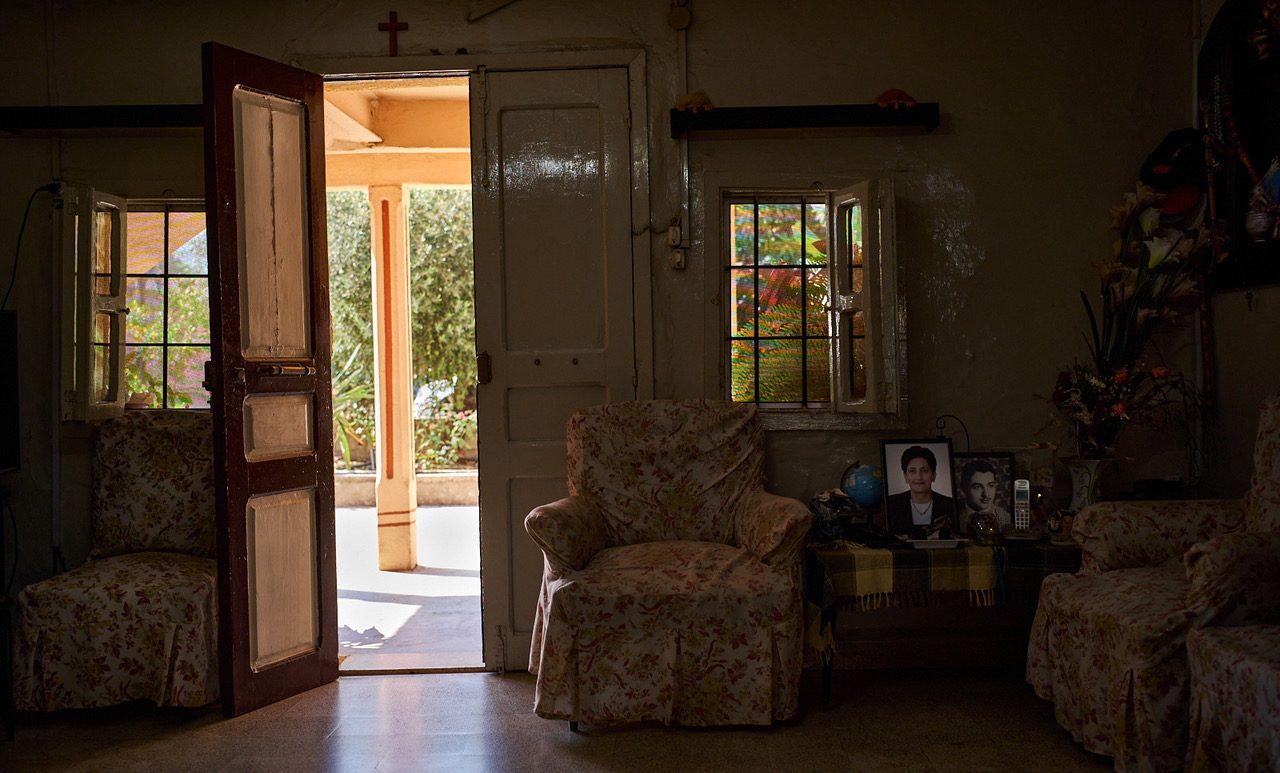 Intérieur d’une habitation à Beyrouth avec des fauteuils et une porte ouverte
