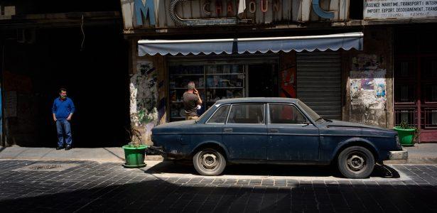 Rue de Beyrouth avec une voiture stationnée devant des commerces